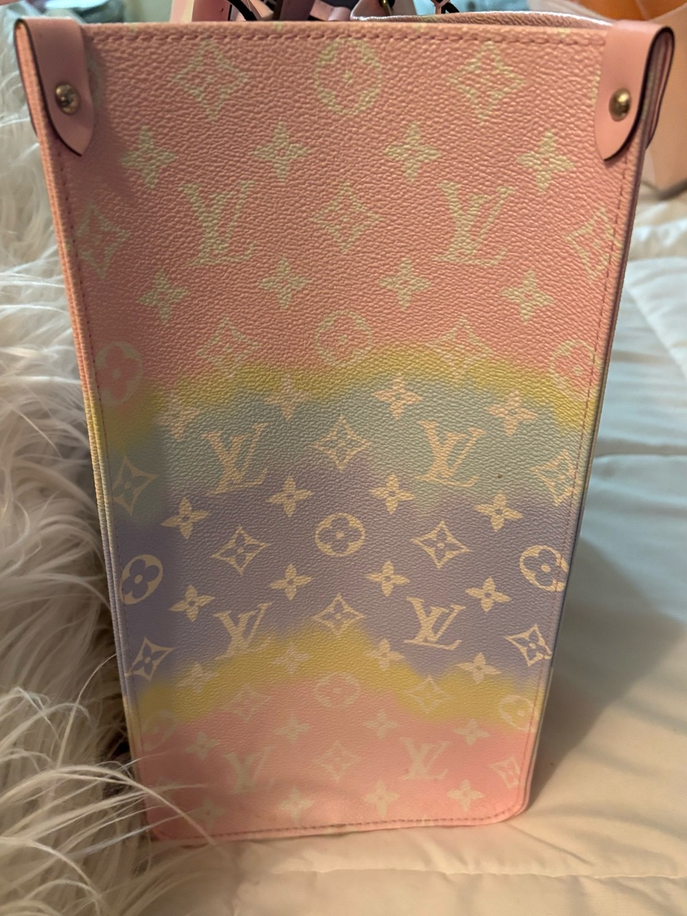 Limited Edition Louis Vuitton Escale OnTheGo GM Tote - Picture 9 of 16